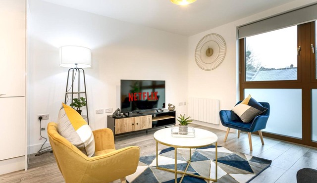 Cosy 2-Bed Apt w/Parking, nr Harry Potter & London
