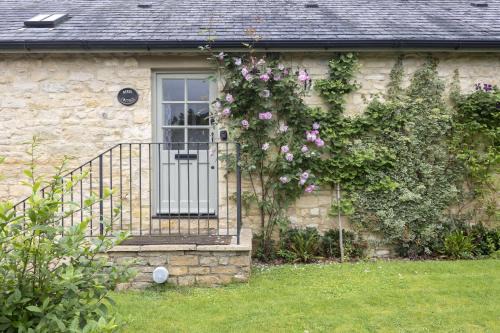 Cosy 2-Bed Cotswold Cottage in Shipton Oliffe