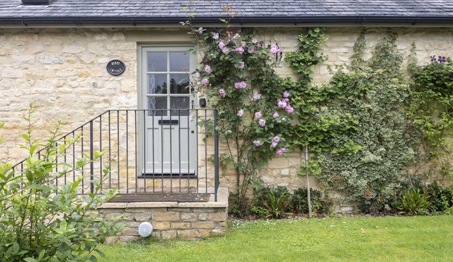 Cosy 2-Bed Cotswold Cottage in Shipton Oliffe