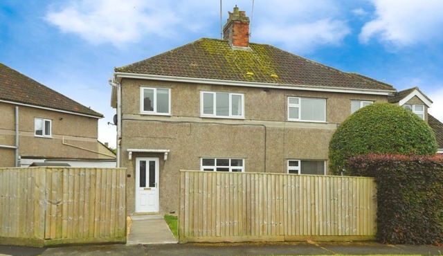 Cosy 2 bed home with garden and parking near station
