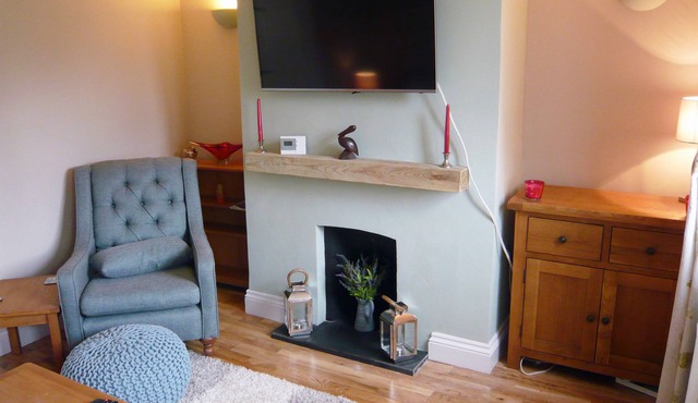 Cosy 2 bedroom cottage in pretty Godstone Village on the North Downs in Surrey