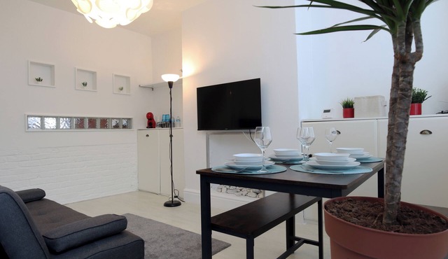 Cosy 2 Bedrooms House, Convenient Location, Free Parking, Fully Equipped.