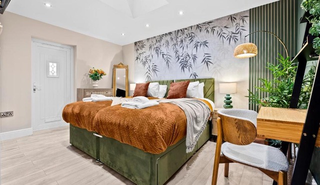 Cosy 2bed, 2 bath in vibrant Oval, Kennington by Gold Stays