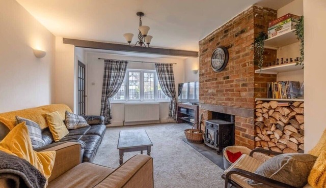 Cosy 3 Bed Home Near Dorney| Parking - By Tempstay