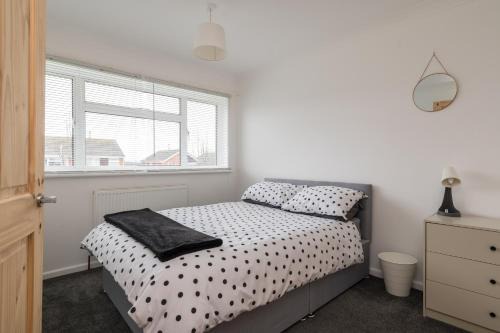 Cosy 3BR Home in Leighton Buzzard Parking Sleeps 5 Walk to Town & Train Near Rushmere Country Park & Leighton Buzzard Railway Perfect for Families & Work Stays