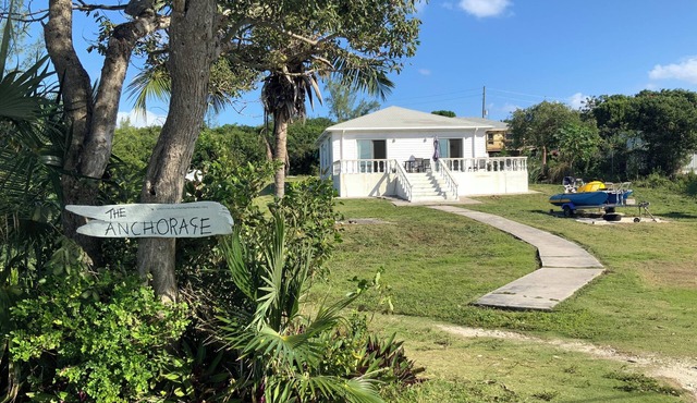Cosy beach cottage, centrally located and steps away from Rainbow Bay Beach