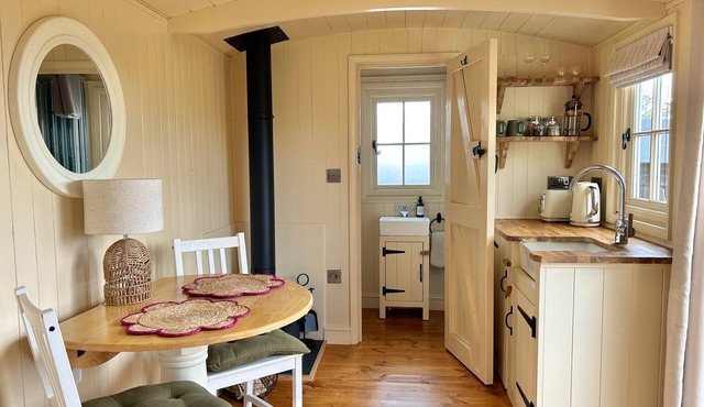 Cosy, boutique Shepherd's Hut near Cambridge; free bicycles