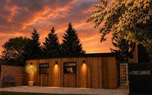 Cosy Canal-side lodge with log burner