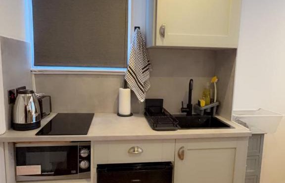 Cosy central studio close to local attractions