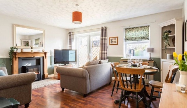 Cosy Cottage easy access to Lakes - pet friendly
