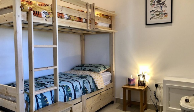 Cosy cottage, short walk to beach and restaurants