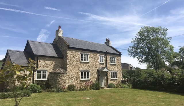 Cosy cottage with large garden in gorgeous rural setting.