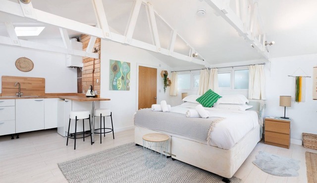 Cosy Countryside Cabin - Pass The Keys