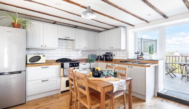 Cosy Fisherman's Cottage with Balcony & Sea Views