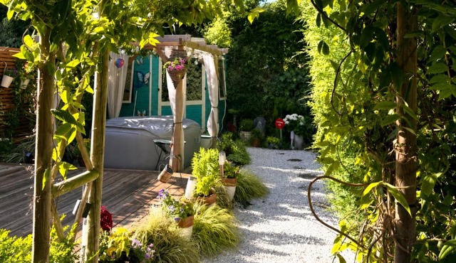 Cosy Garden Accommodation, Private Hot Tub & Four Poster Bed