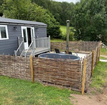 Cosy Hut Immersed in Nature with Private Hot Tub