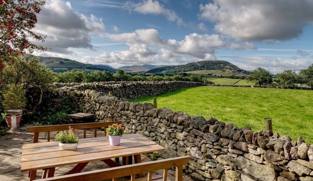 Cosy luxurious 18th century stone built character cottage with stunning views
