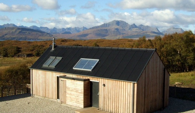 COSY MODERN COTTAGE, GLORIOUS SEA & MOUNTAIN VIEWS.