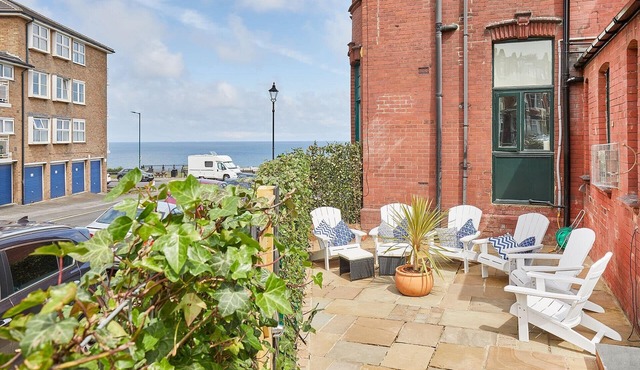 Cosy seaside cottage ideal for beach, pub & town. Private sun terrace with fire pit. Dogs welcome.