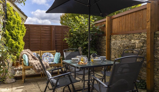 Cosy, secluded and dog friendly holiday cottage, sleeping 4 with 2 bedrooms , in the Cotswolds - Apr