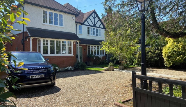 Cosy, spacious 2 storey apt, 35mins Central London, Heathrow/Gatwick & Wimbledon
