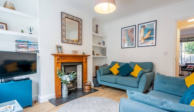 Cosy terrace within city walls ideal for exploring - Pass the Keys