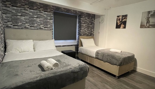 Cosy Triple Room - Shared Bathroom - M