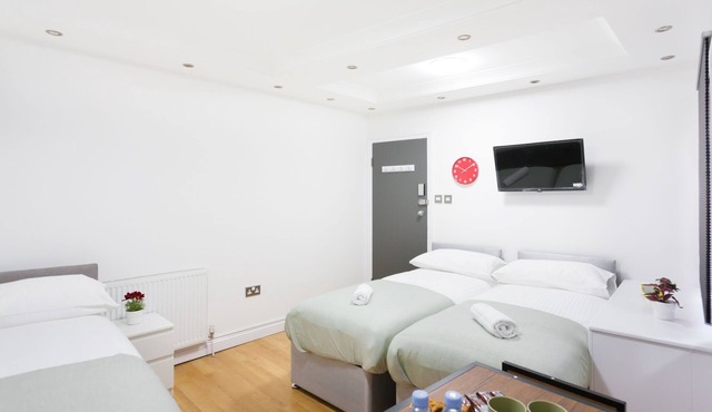 Cosy Triple Room with Private Bathroom (En-suite)
