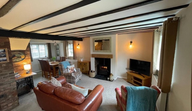 Cosy two bedroom cottage with log fire in the beautiful village of Swynnerton.