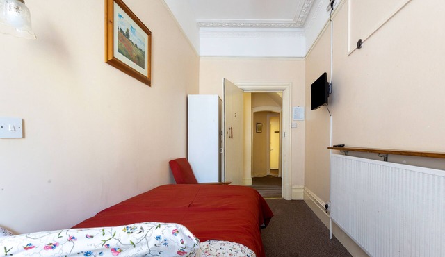 Cosy Victorian Building, close to city centre and amazing public transport links