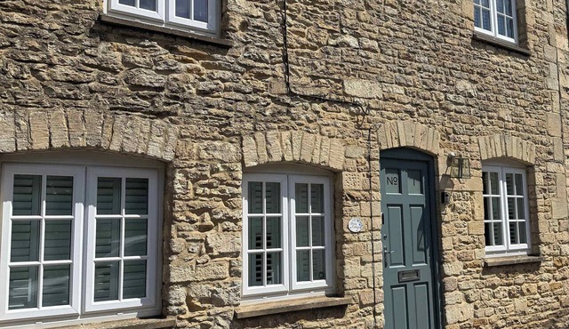 Cotswold Tetbury Cottage Close to Shops, Cafés & Pubs