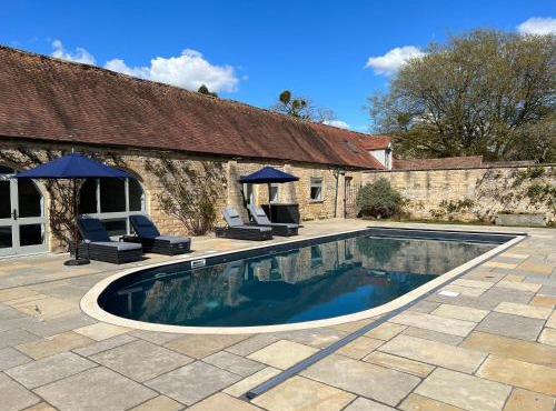 Cotswolds Cottage with Heated Pool