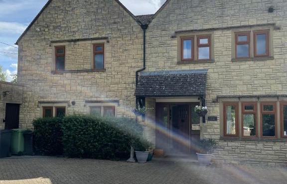 Cotswolds Luxury House in Central Bourton Large Sleeps 2-11. Pet Friendly.