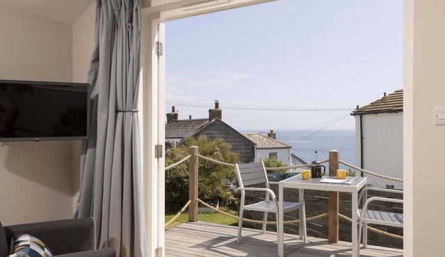 Cottage & Boatshed in Gorran Haven, Private Parking