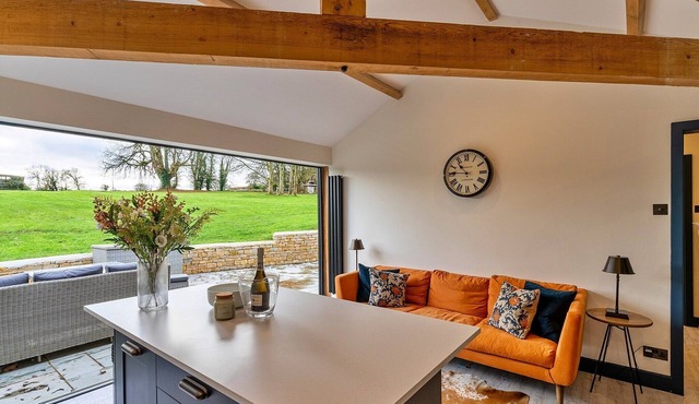 Cottage in Cotswolds with Hot Tub & Views