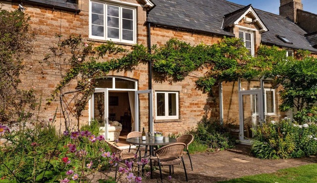 Cottage in Kingham with Private Pool Access