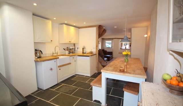 Cottage in pretty village, easy access to Exeter, Torquay + coast + countryside
