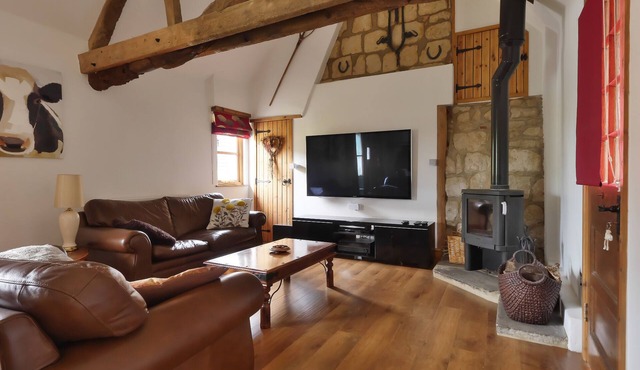 Cottage In Rural Village Location Near Aylesbury & Milton Keynes With 65" TV