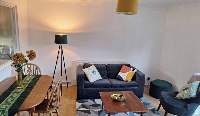 Cottage - Sleeps 4 - Parking - WiFi