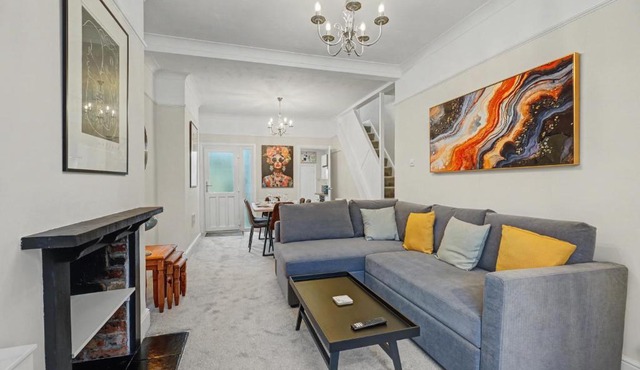 Countess House, Northampton - Stylish Modern 2-Bedroom House with Garden - Free Parking