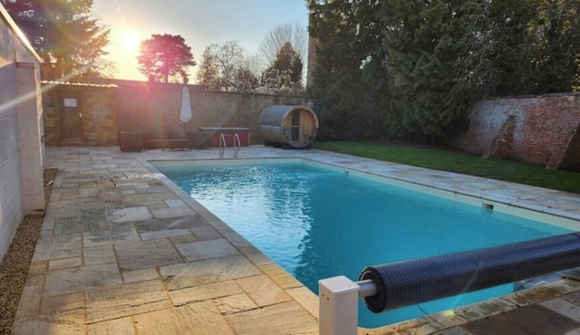 Country Home with Beautiful Gardens, Pool & Sauna