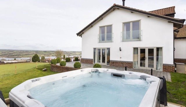 Country House, 12 Person Hot Tub & Lake Views