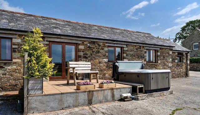 Countryside cottage with private hot tub, No Deposit