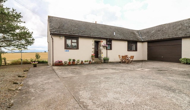 COURTYARD COTTAGE, pet friendly, with open fire in Duns
