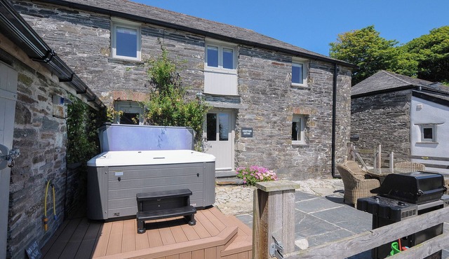 COURTYARD COTTAGE - WITHIN THE HELLAND BARTON FARM COLLECTION in Delabole