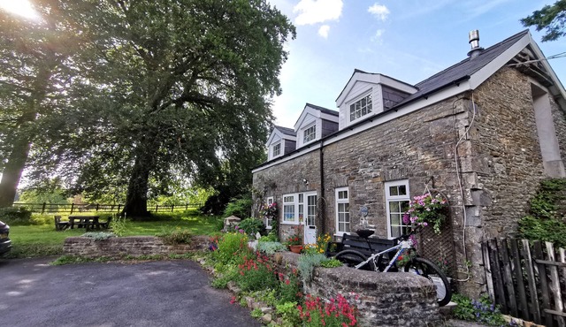 Courtyard cottage with extensive private grounds and free WiFi