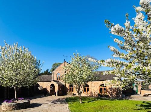 Courtyard House- Luxury Holiday House with floodlit Tennis court
