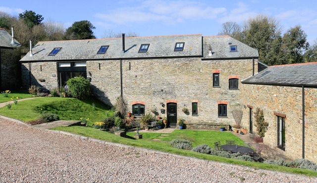COWSLIP COTTAGE, pet friendly, with a garden in Frogmore
