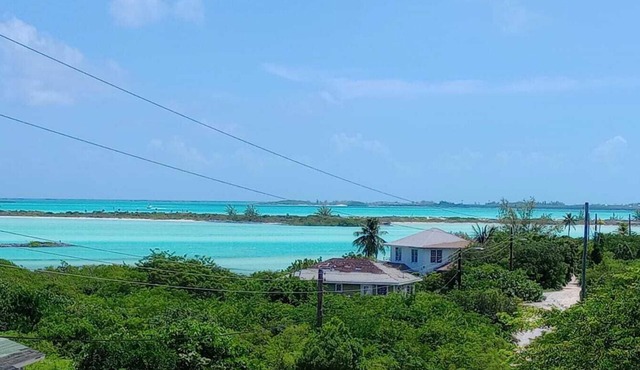 Cozy 1-bedroom apartment with spectacular views of Exuma waters & rental car