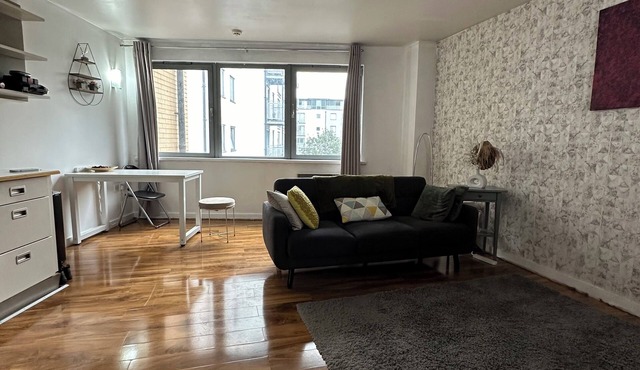Cozy 1-bedroom condo in charming London with WiFi, gym, pool and free parking